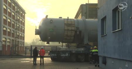 Transport ogromnego reaktora z Gdyni