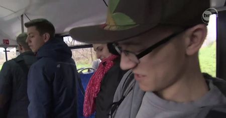 Baterię telefonu doładujesz w autobusie