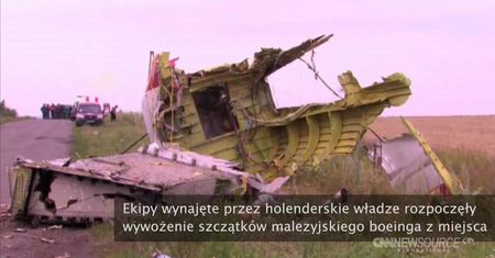 Wywożenie szczątków samolotu zestrzelonego nad Ukrainą