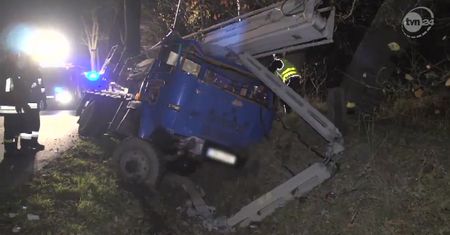 Podnośnik staranował auto