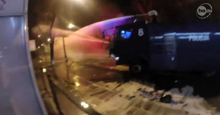 Kamieniami w policję na marszu w Warszawie