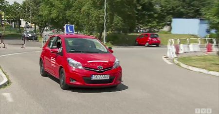 Egzamin na samochodzie szkoły jazdy