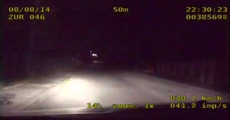 Wyrzucili zawiniątko przez okno auta