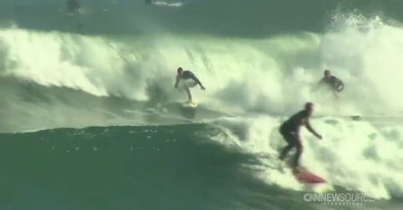 Gigantyczne fale kuszą surferów