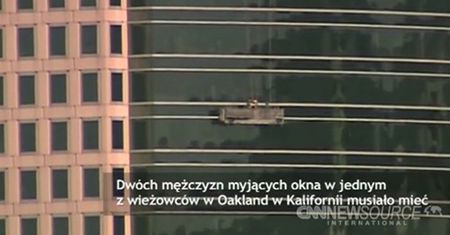 Chwile grozy ekipy myjącej okna wieżowca