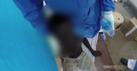 "Jedni płaczą z bólu, inni odchodzą po cichu". Film z oddziału dla zakażonych Ebolą w Liberii