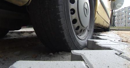 Ułożyli kostkę wokół samochodu
