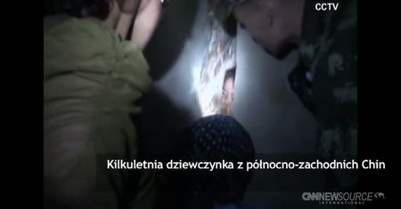 Dziewczynka utknęła między domami