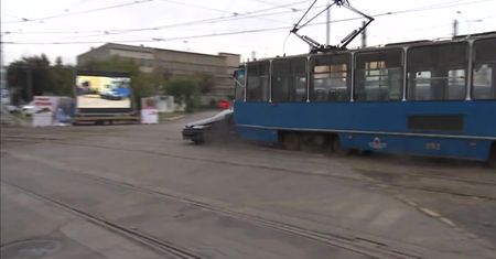 Tramwaj staranował osobówkę