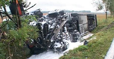 Dolnośląskie: Osobówka zderzyła się z TIR-em