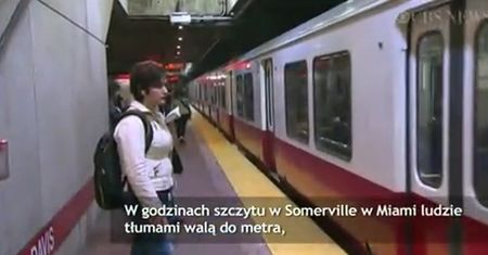 Lunatykowała i spadła na tory