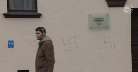 Nazistowskie symbole na ścianie synagogi