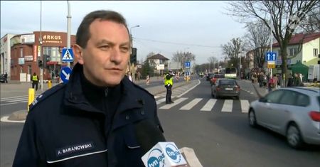 Policjanci rozdają odblaski pieszym