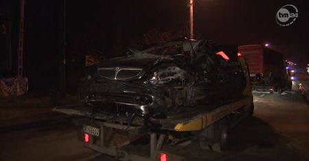 Wypadek w Wieliczce. Kierowca zakleszczony w aucie