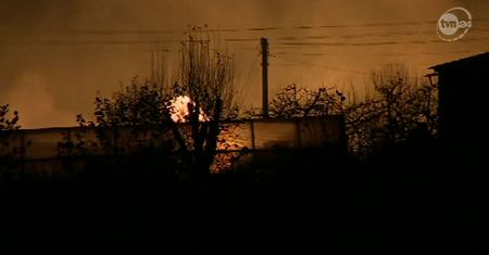 Strażacy wciąż walczą z pożarem
