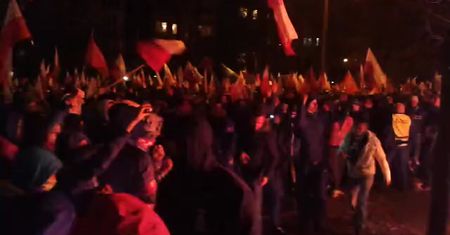 Rosyjskie media o incydentach przed ambasadą FR w Warszawie