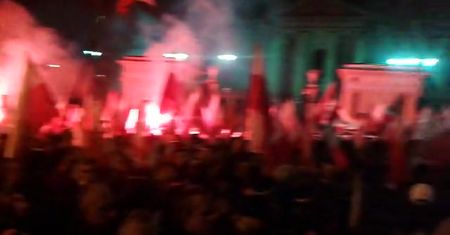 Marsz Niepodległości na tle pożaru