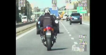 Pędzący motocyklista