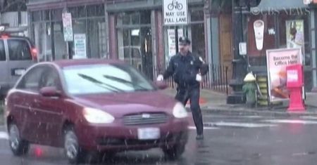 Policjant tańczy na skrzyżowaniu