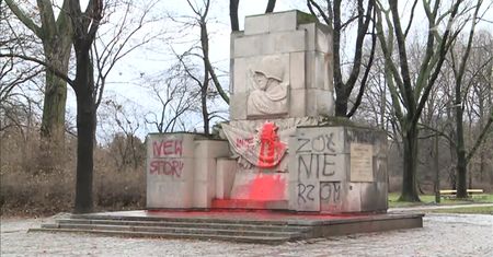 Pomnik żołnierzy radzieckich oblany farbą