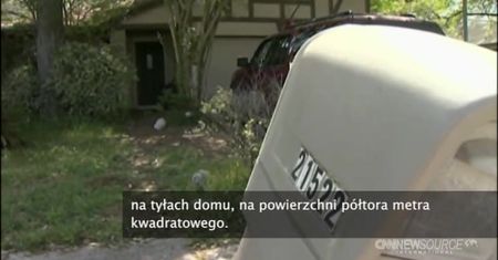 Dziecko mieszkało pod schodami