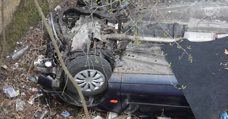 Samochód spadł z wiadukty na torowisko