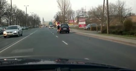Wyprzedzał samochody na rolkach
