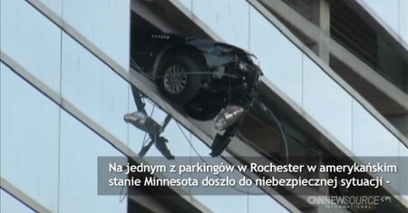Auto omal nie wypadło z parkingu piętrowego