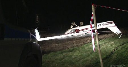 Awionetka wywróciła się na dach
