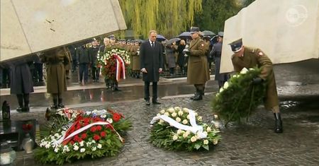 Donald Tusk złożył kwiaty na Powązkach