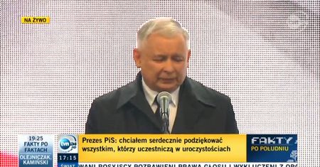 Jarosław Kaczyński przed Pałacem Prezydenckim