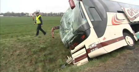 Wiozący dzieci autokar wpadł do rowu