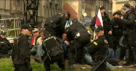 Narodowcy blokowali odbudowę tęczy