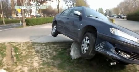 Zaparkował peugeota na głazie