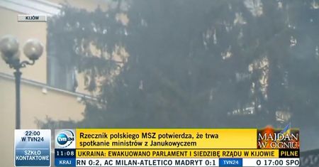 Milicjant strzela z kałasznikowa do demonstrantów