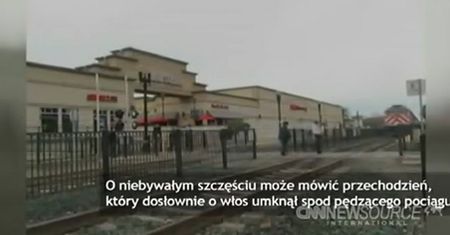 Mężczyzna cudem uciekł przed pędzącym pociągiem