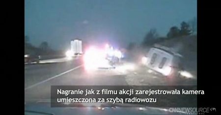 Pędzące auto przeleciało przed radiowozem