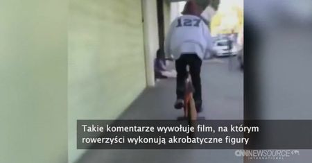 Skakali rowerami nad bezdomnymi