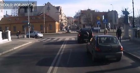 Wjechał wprost na skręcające auto