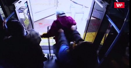 Wypchnęła staruszka z autobusu. Odpowie za zabójstwo