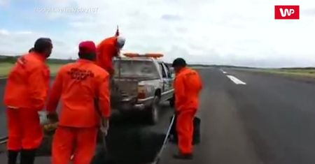 Na lotniski w Paragwaju. Robotnicy szczególnie się nie przejęli