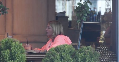 Edyta Olszówka dłubie w zębach i rzuca niedopałki na ulicę