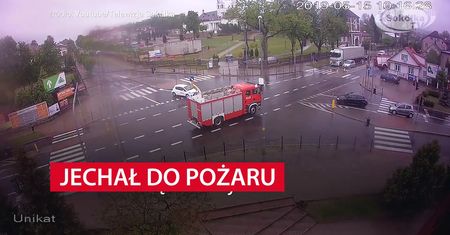 Jechał do pożaru. Wóz strażacki wbił się w dom