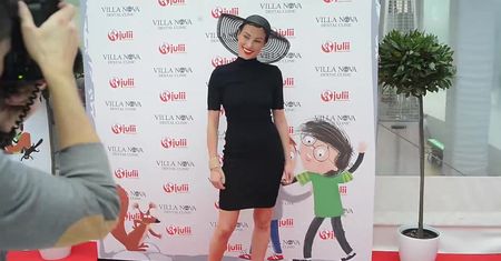 Weronika Książkiewicz pali papierosa na otwarciu kliniki dentystycznej