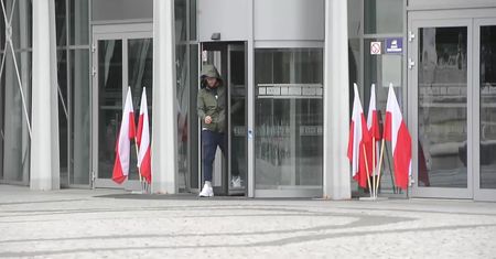 Zakapturzony Sebastiam Fabijański odjeżdża Mercedesem