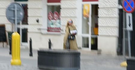 Monika Olejnik osładza sobie dzień kartonem słodyczy