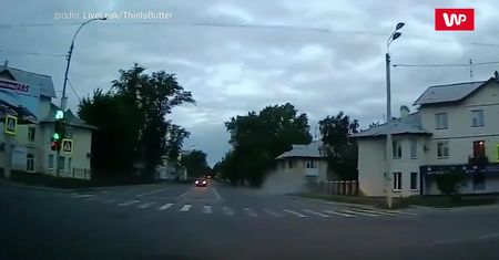 Została za nim chmura kurzu. Nagranie kierowcy z Rosji