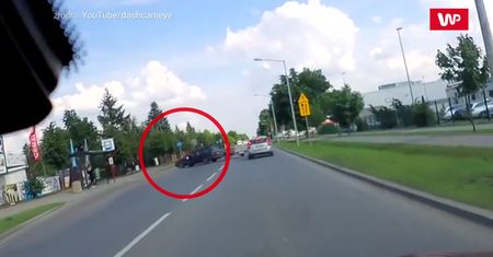 Nagle skręcił. Motocyklista aż zrobił salto