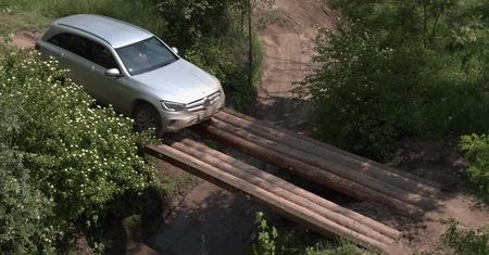 Mercedes-Benz GLC na torze off-roadowym