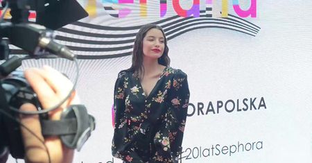 Julia Wieniawa ze skaleczoną stopą szczerzy się przed paparazzi